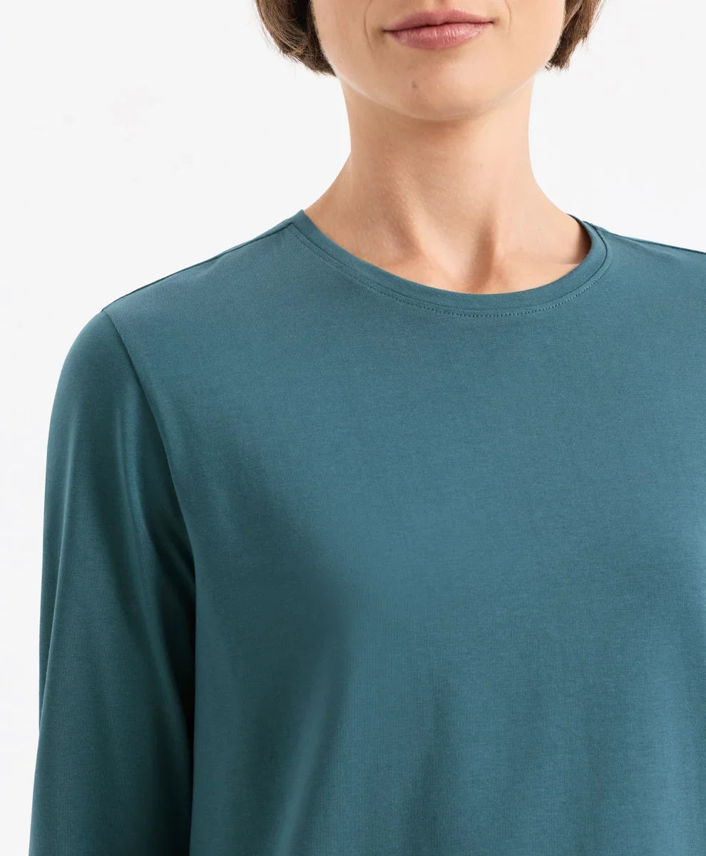 luxe essential crewneck long sleeve tee
