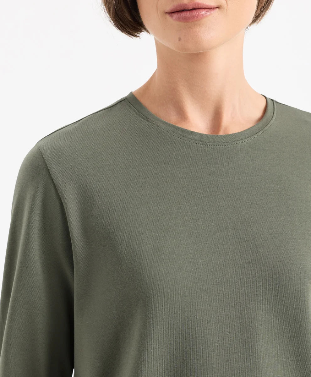 luxe essential crewneck long sleeve tee